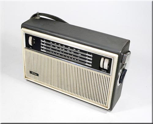 Toshiba MODEL 8L-688L LW/MW/SW1/SW2 4BAND RADIO